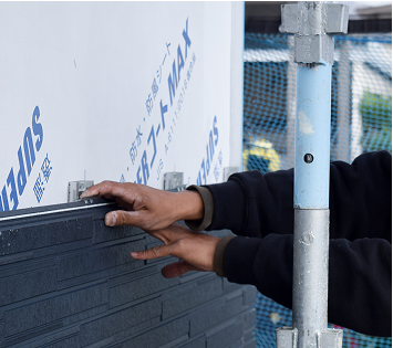 外壁材を施工する職人の手元