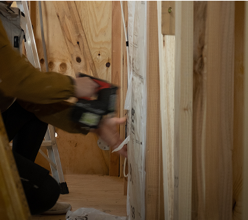 室内の木下地を組む大工作業